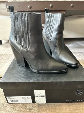Kendall & Kylie Colt Booties 6.5